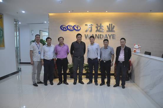 四川省樂(lè )山峨邊縣領(lǐng)導一行蒞臨萬(wàn)達業(yè)參觀(guān)指導