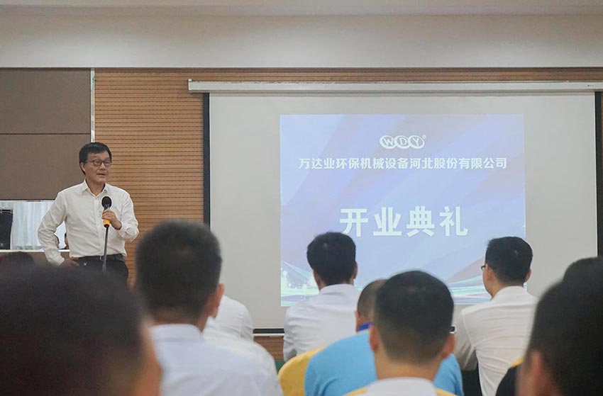 隨后原河南洛陽(yáng)耐火研究院院長(cháng)周寧生致辭。